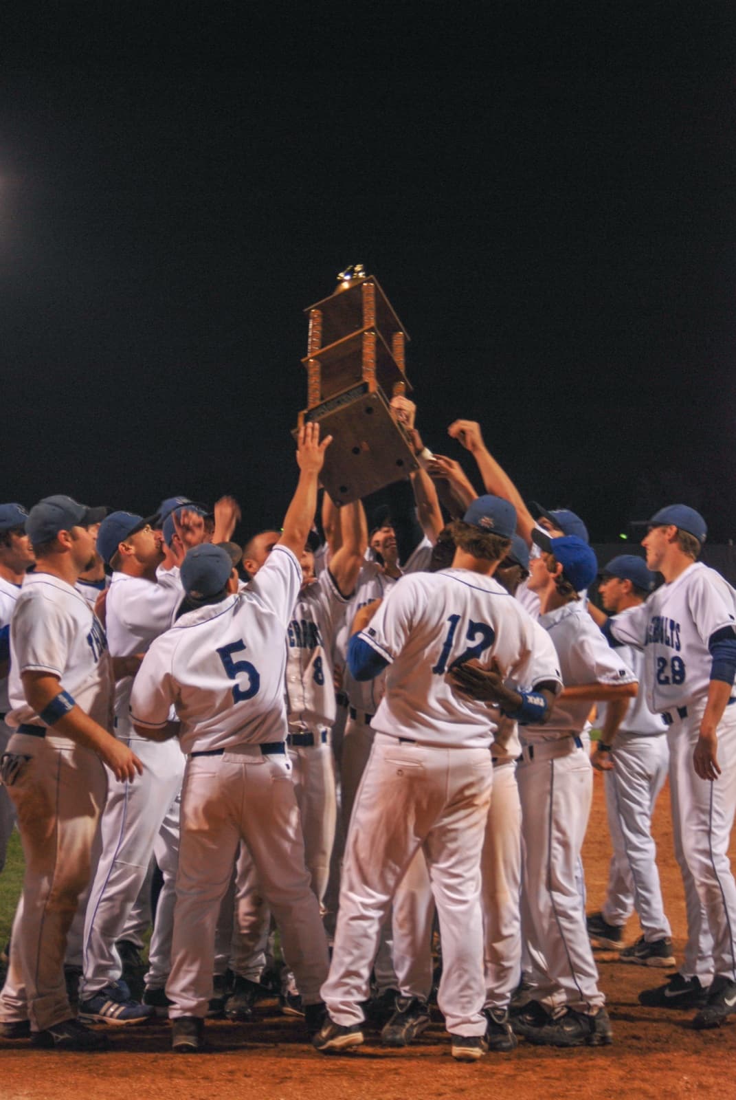 The Windy City ThunderBolts raise the 2007 Frontier League championship trophy